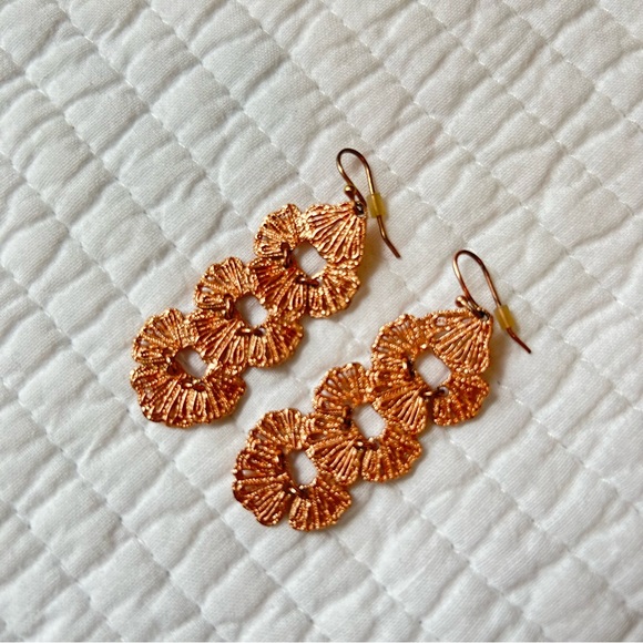 Stella and Dot rose gold dangling lace earring - Picture 1 of 3